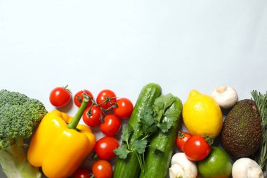 Sağlıklı beslenme kavramı. Meyve, bitki, yeşillik ve sebze karışımı, renkli organik detoks sıvısı malzemeleri, arka plan rengi. Vejetaryen diyet yemekleri.