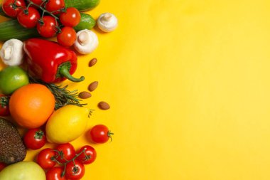 Sağlıklı beslenme kavramı. Meyve, bitki, yeşillik ve sebze karışımı, renkli organik detoks sıvısı malzemeleri, arka plan rengi. Vejetaryen diyet yemekleri.