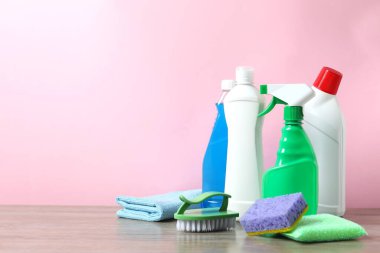 Masada birçok farklı ev temizleme ürünleri var.
