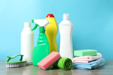Masada birçok farklı ev temizleme ürünleri var.