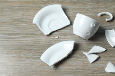 Masada beyaz bardak kırıldı.