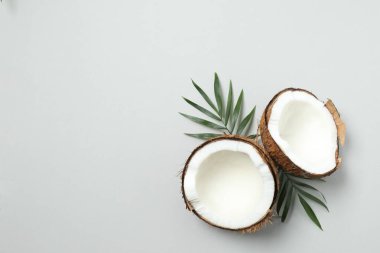 Gri arkaplanda taze hindistan cevizi, üst görünüm