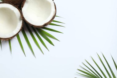 Beyaz arkaplanda taze hindistan cevizi, üst görünüm