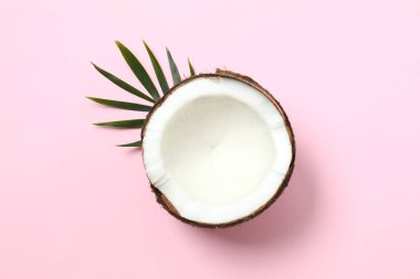 Renk arkaplanı üzerine taze hindistan cevizi, üst görünüm