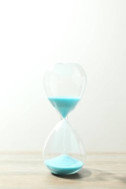 Masadaki modern kum saati. İş bitimi, aciliyet ve zaman sonu için kum saati kavramı.