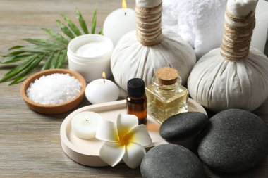 Masaj masasının üzerindeki kaplıca aksesuarları çok güzel.