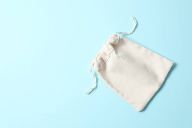 Renkli arka planda küçük bir çevre çuvalı. Üst görünüm.