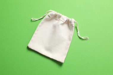 Renkli arka planda küçük bir çevre çuvalı. Üst görünüm.