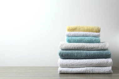 Masada bir yığın havlu var.