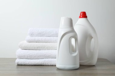 Masada yeni yıkanmış havlu ve çamaşır ürünleri yığını.