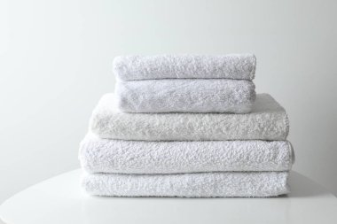 Masada bir yığın havlu var.