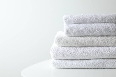 Masada bir yığın havlu var.