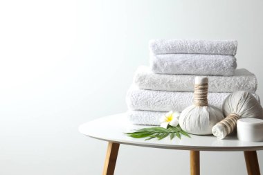 Masaj çantalı beyaz havlular.