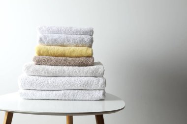 Masada bir yığın havlu var.