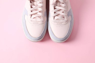 Renkli bir arka planda şık bir çift spor ayakkabı.