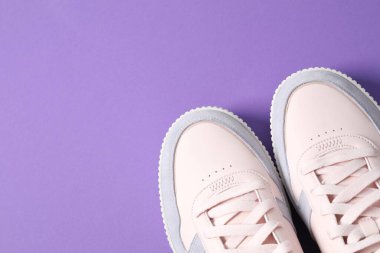 Renkli bir arka planda şık bir çift spor ayakkabı.