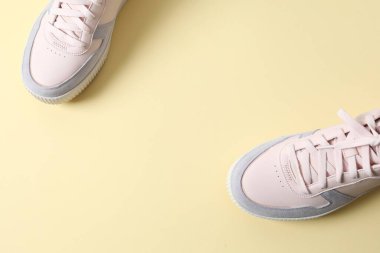 Renkli bir arka planda şık bir çift spor ayakkabı.