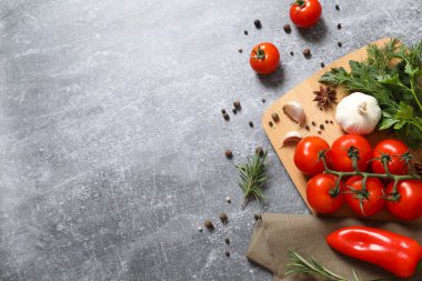 Bitki ve baharatlı taze sebzeler.