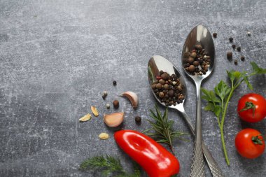 Bitki ve baharatlı taze sebzeler.