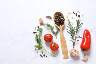 Bitki ve baharatlı taze sebzeler.