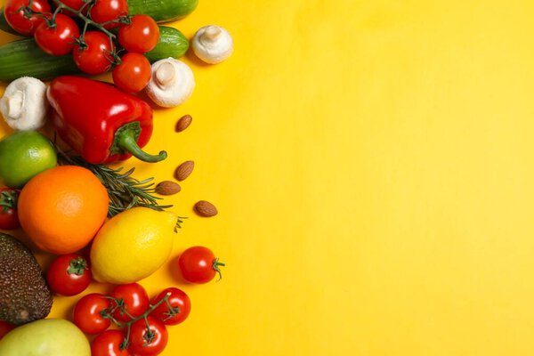 Чистая концепция здорового питания. Смесь фруктов, трав, зелени и овощей, красочные органические ингредиенты сока детоксикации, цвет фона. Вегетарианская диета