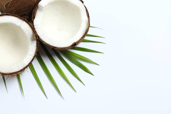 Свежий кокос на белом фоне, вид сверху