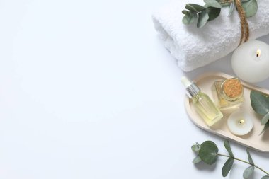 Beyaz arkaplanda güzel spa aksesuarları