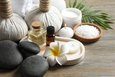 ahşap bir masa güzel spa kompozisyonu