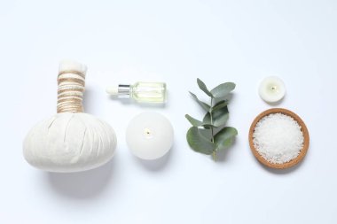 Beyaz arkaplanda güzel spa aksesuarları