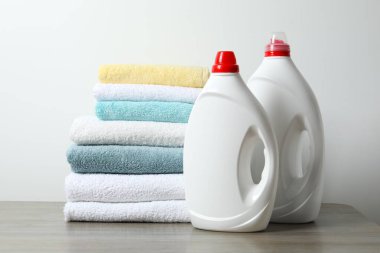 Masada yeni yıkanmış havlu ve çamaşır ürünleri yığını.