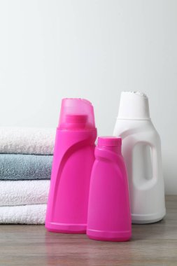 Masada yeni yıkanmış havlu ve çamaşır ürünleri yığını.