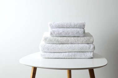 Masada bir yığın havlu var.