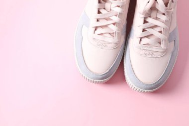 Renkli bir arka planda şık bir çift spor ayakkabı.