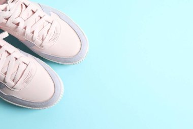 Renkli bir arka planda şık bir çift spor ayakkabı.