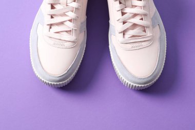 Renkli bir arka planda şık bir çift spor ayakkabı.