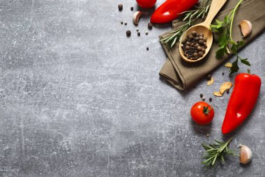 Bitki ve baharatlı taze sebzeler.