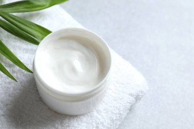 Nemlendirici cilt kremi açık bir kavanozda görünür bir dokuya sahip.
