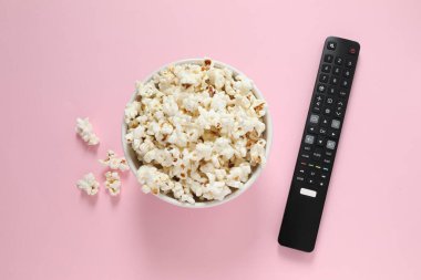 Patlamış mısır ve televizyon uzaktan kumandası renk arkaplanında