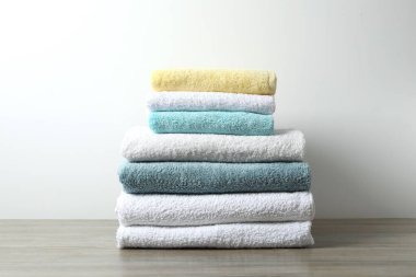 Masada bir yığın havlu var.