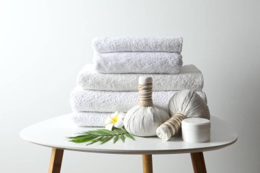 Masaj çantalı beyaz havlular.