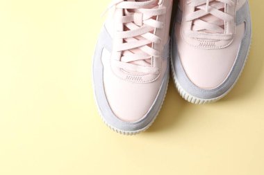 Renkli bir arka planda şık bir çift spor ayakkabı.