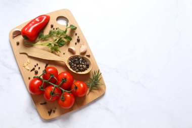 Bitki ve baharatlı taze sebzeler.