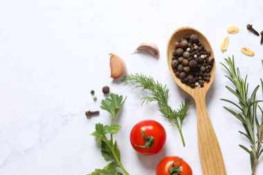 Bitki ve baharatlı taze sebzeler.