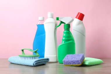 Birçok farklı ev temizleme ürünleri 