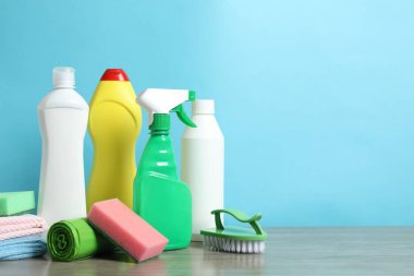 Birçok farklı ev temizleme ürünleri 