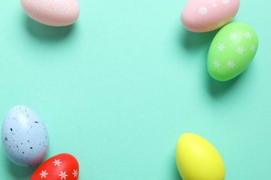 Renkli arka planda Paskalya yumurtaları, üst görünüm