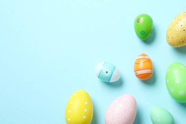 Renkli arka planda Paskalya yumurtaları, üst görünüm
