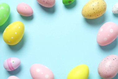 Renkli arka planda Paskalya yumurtaları, üst görünüm
