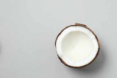 Renk arkaplan üzerinde hindistan cevizi, üst görünüm