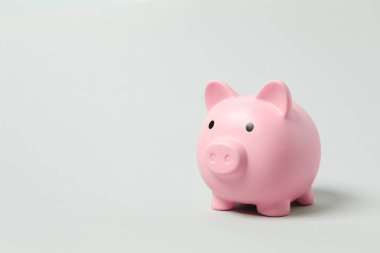 Para tasarrufu, mali güvenlik veya kişisel fon kavramı için gri arka planda domuz sikkesi bankası